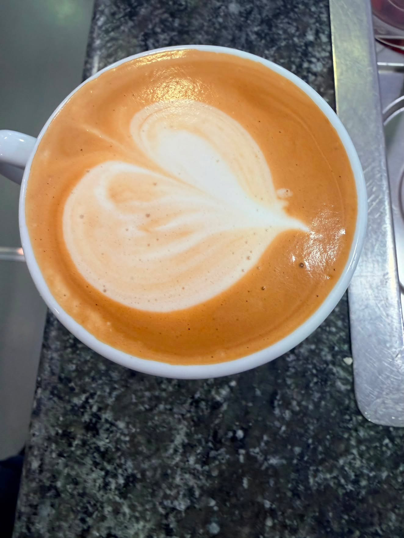 Cappuccino mit Latte-Art-Herz im Eiscafé Firenze Munster