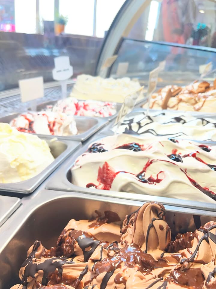 Eistheke mit vielfältigen hausgemachten Eissorten
