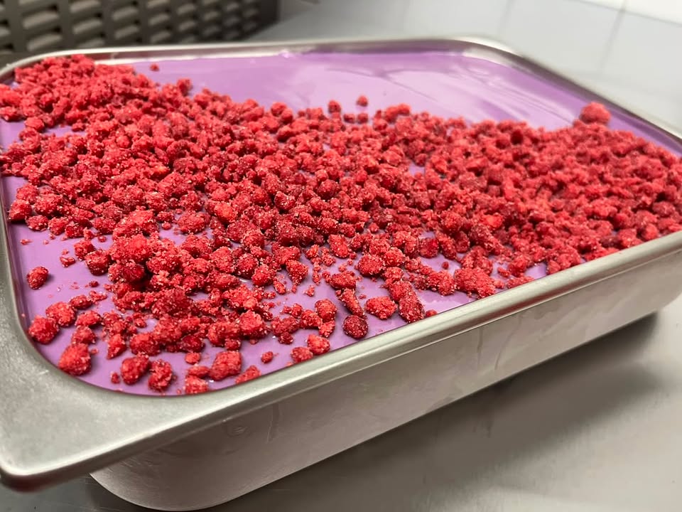 Hausgemachtes Himbeer-Eis mit frischem Himbeer-Crumble