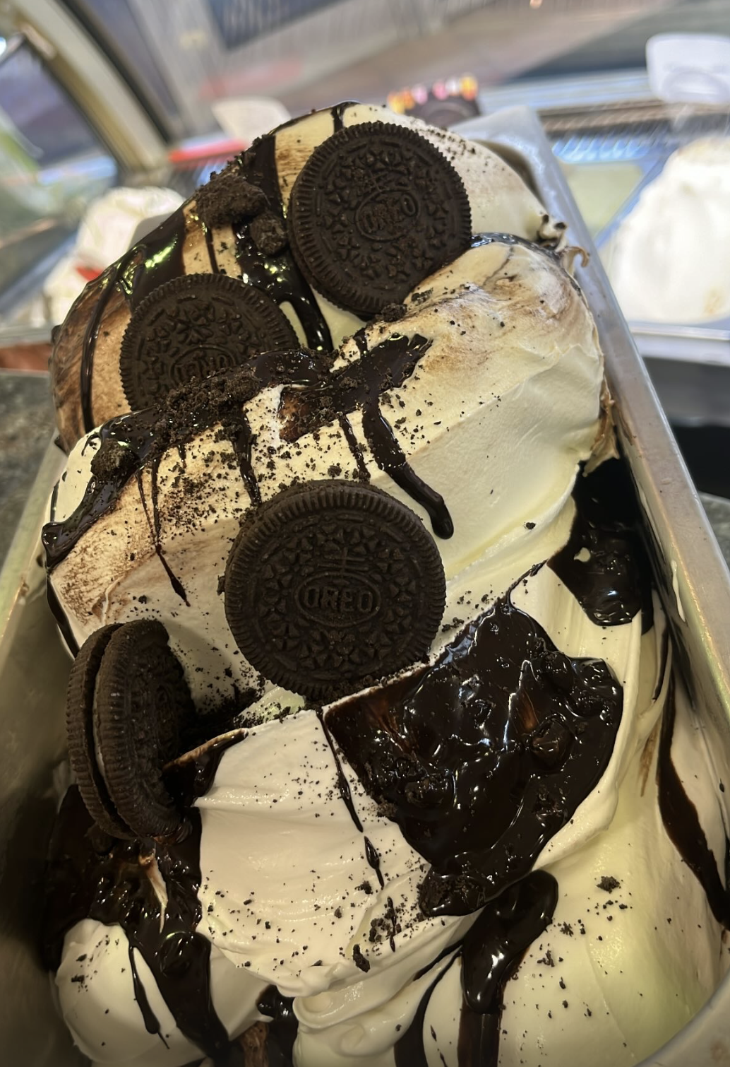 Cookies Eisbecher mit Oreo und Schokosoße