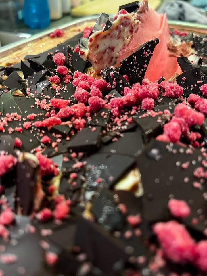 Schoko-Himbeer-Eis mit dunkler Schokolade und Himbeer-Crunch