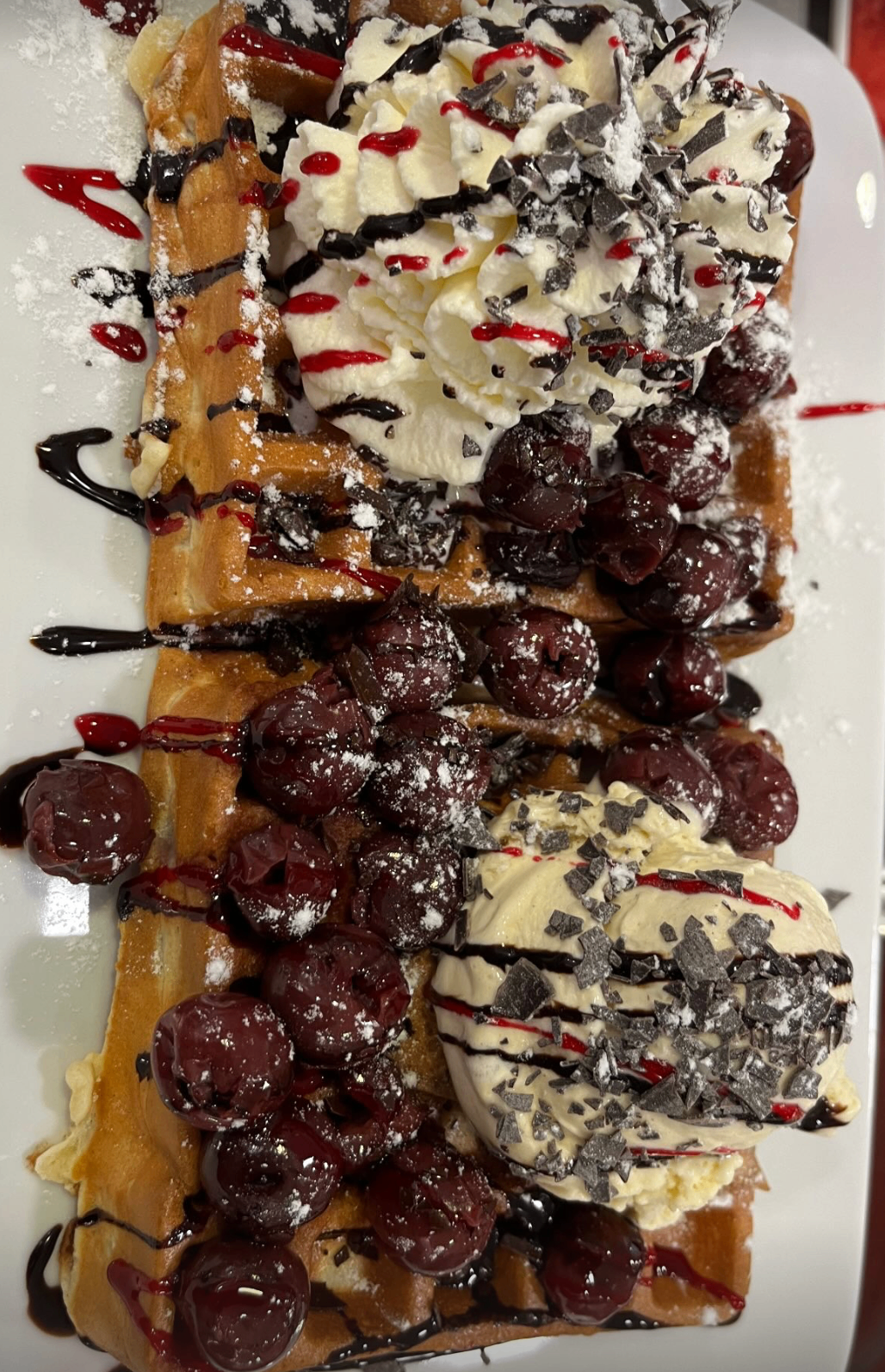 Belgische Waffel mit Kirschen und Sahne