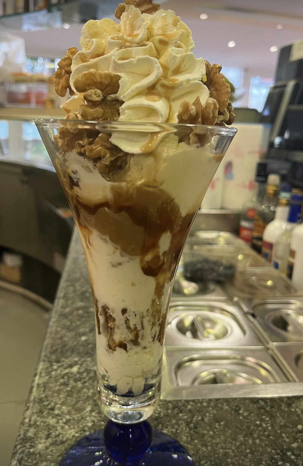 Walnuss Eisbecher mit Karamell